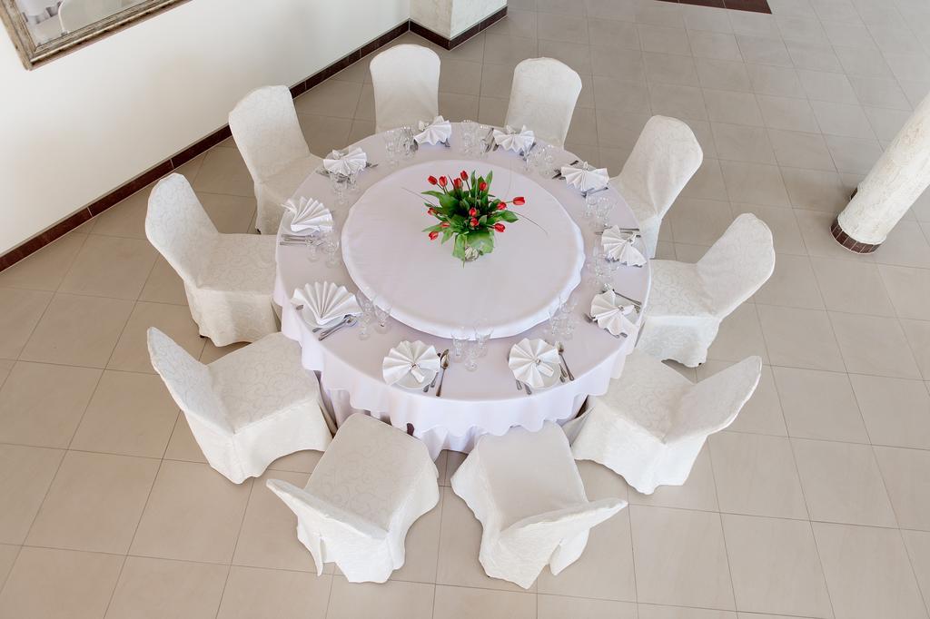 Hotel & Restauracja Okraglak Chęciny エクステリア 写真